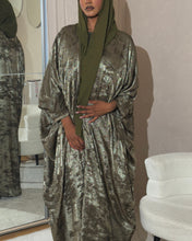 Load image into Gallery viewer, Three-Piece Set: Metallic Patterned Bisht & Silky Inner Dress (Khaki)