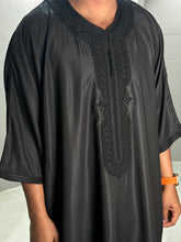 Load image into Gallery viewer, Rear view of premium Moroccan thobe in solid black
