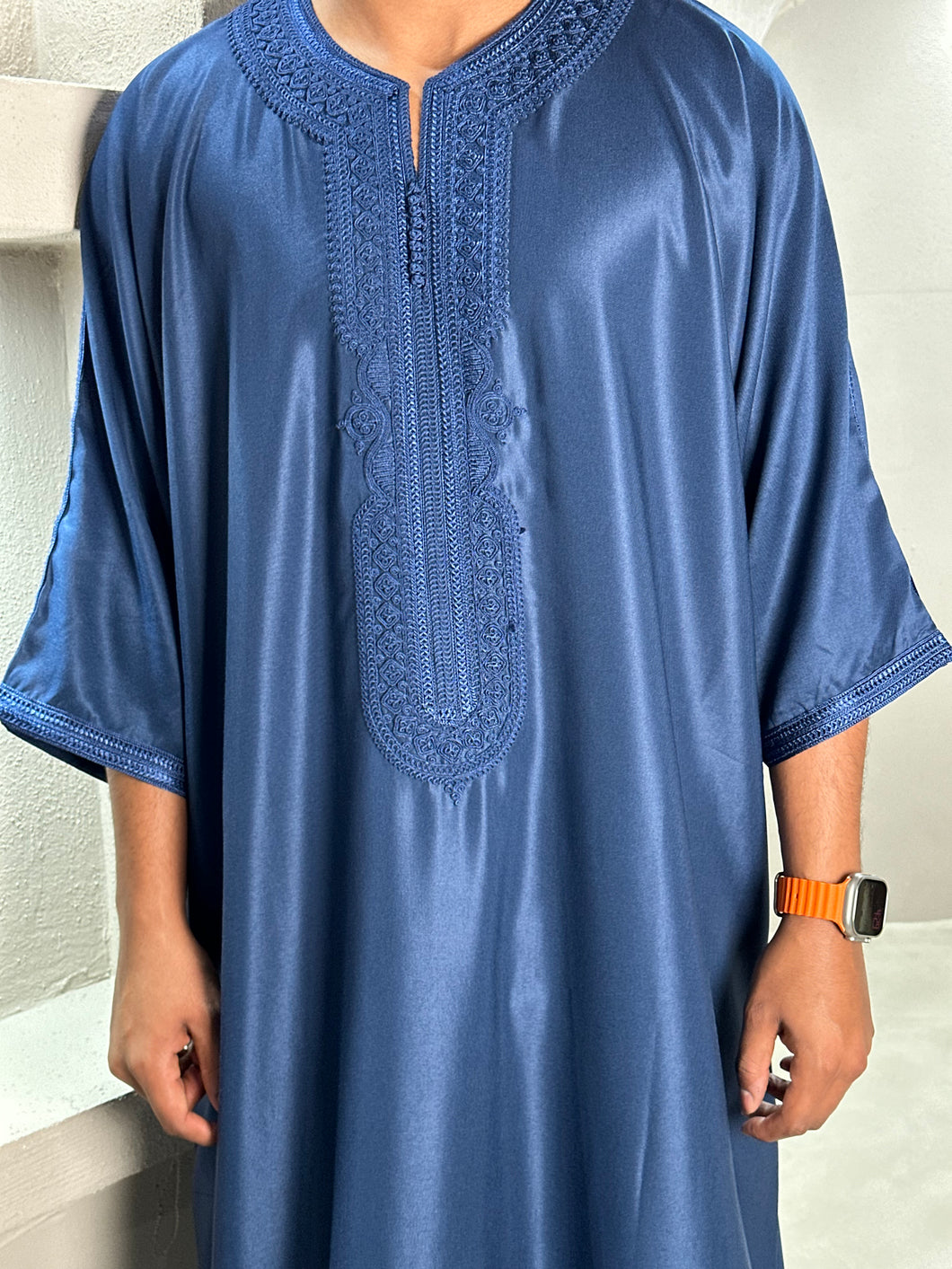  Front view of premium Moroccan thobe in navy with traditional style


