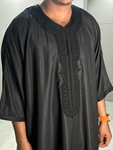 Load image into Gallery viewer, Relaxed fit and drape of black Moroccan thobe for men
