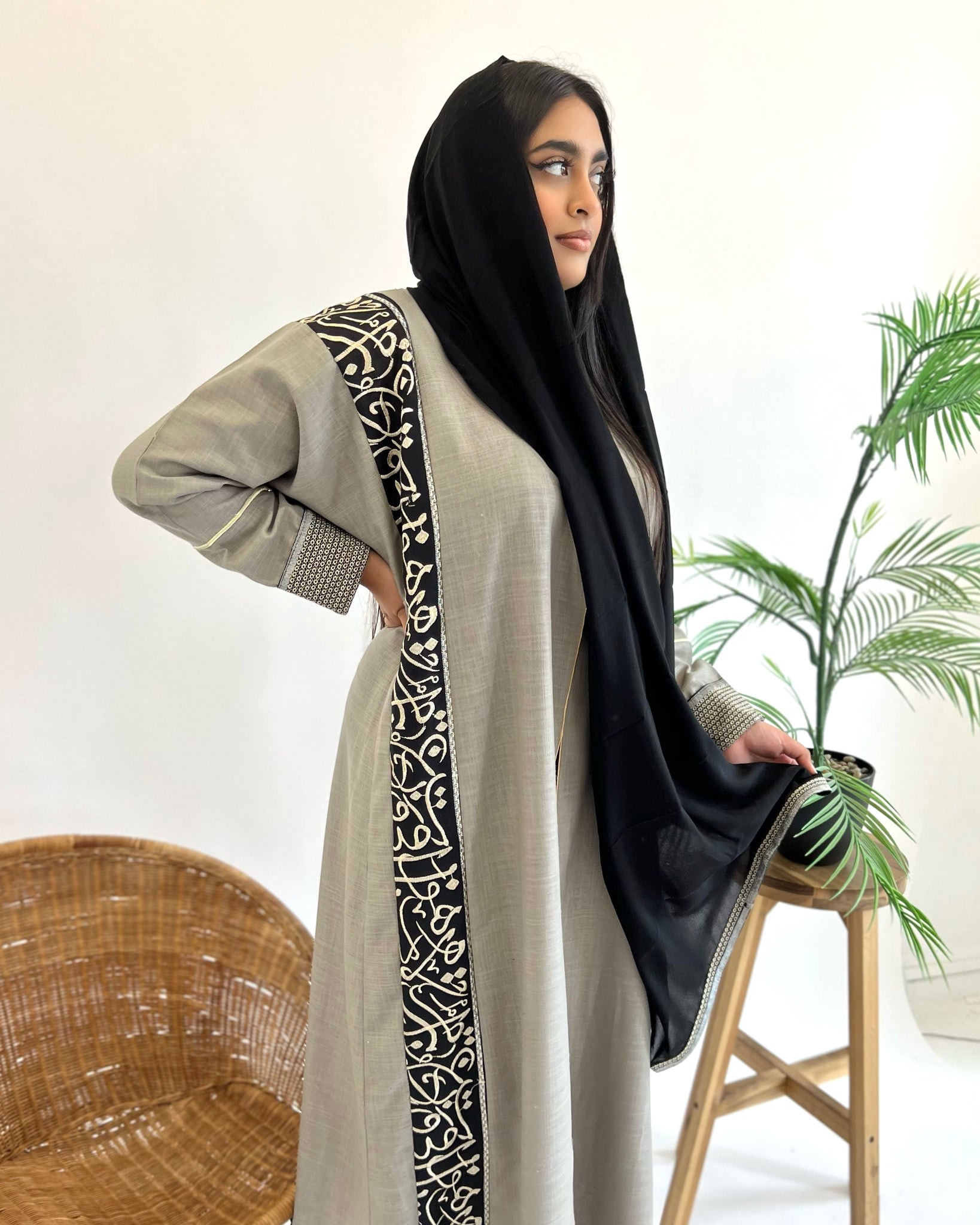 Grey Linen Abaya with Arabic Calligraphy Embroidery – Dal Clothing